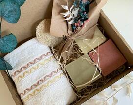 Milla gift box with natural olive oil soaps, with a small bouquet of dried flowers, a peeling pad and a face cloth.